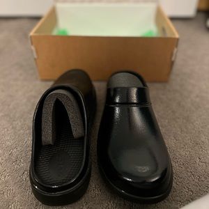 OOFOS Women's Ooclog Luxe - Shiny Black, Size 6